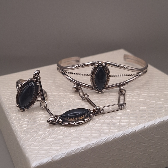 Sterling Size 7 Black Onyx Slave Bracelet Navajo Signed Jaqueline Silver - Picture 13 of 13